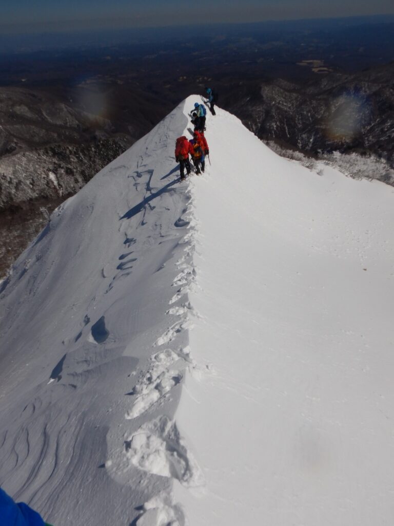 Knife-edge snow ridge traverse - Kashiasahi-dake technical section
