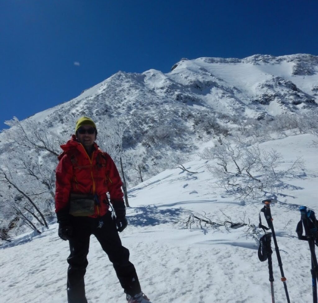 Evening light on Kashiasahi-dake peak during descent - Fukushima mountains