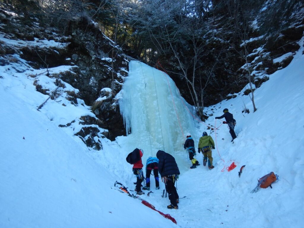Muto-gaeshi Falls frozen waterfall ice climbing South Yatsugatake