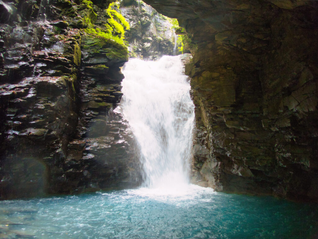 Yuhi Falls Sukkan-zawa 10-meter waterfall deep pool Japan