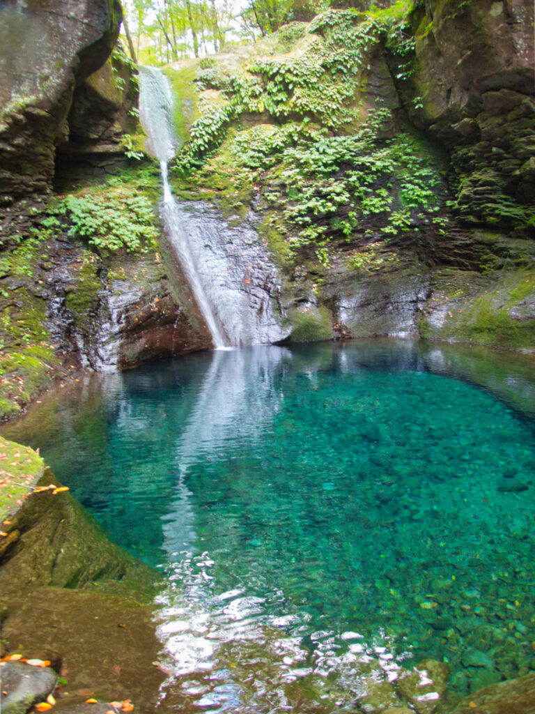 Oshiraji Falls Sakura-zawa deep azure pool Nasu Japan