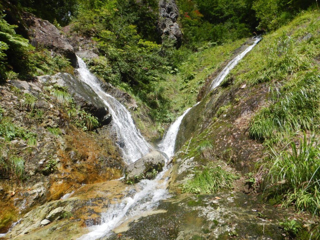 Ryomon Falls twin waterfalls totaling 70 meters in Suginomorisawa Samata, Suganedake