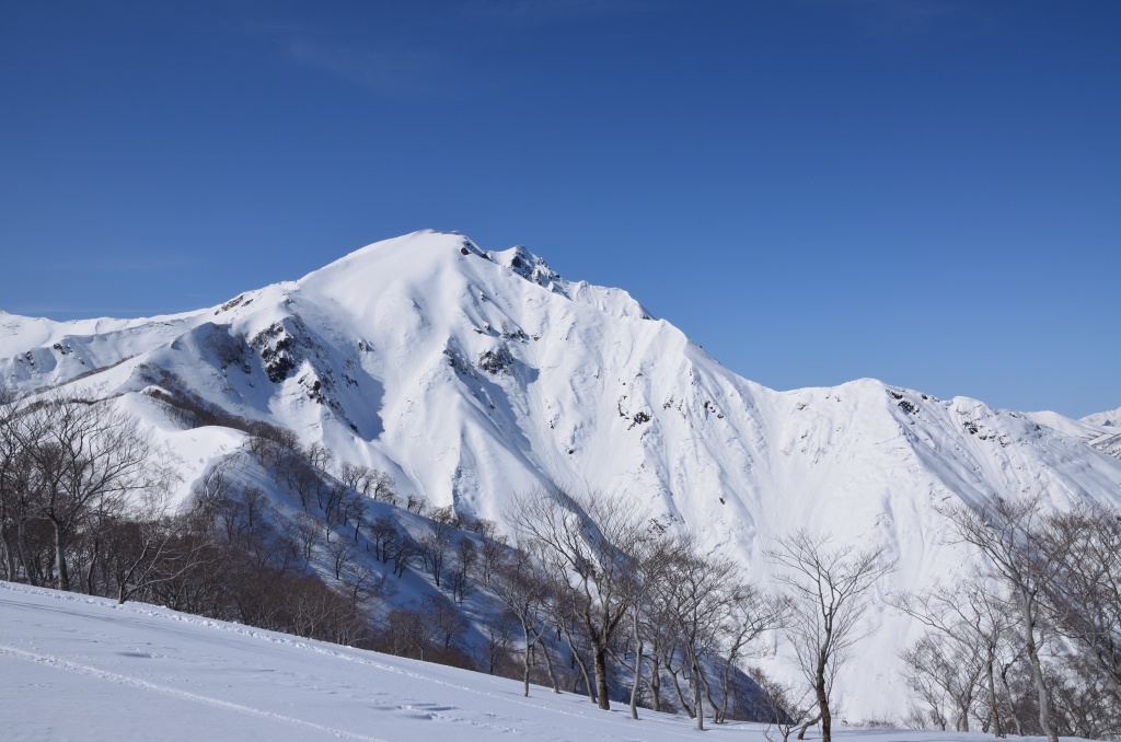 Descent route on Tenjin Ridge from Tanigawa-dake in late afternoon light