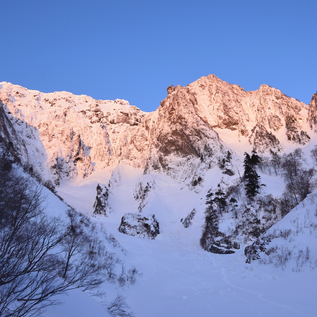 Snow-covered approach trail to Ichinokura-sawa in winter with frost-covered trees
