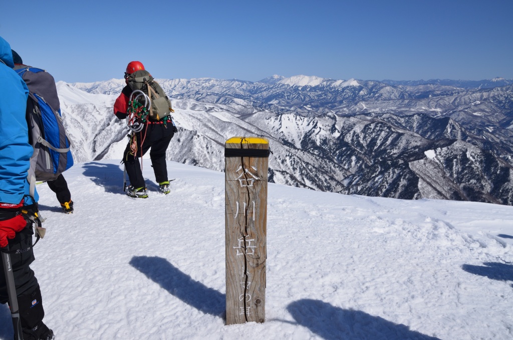 Summit view from Toma-no-mimi peak of Tanigawa-dake with climbers