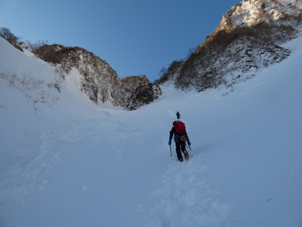 Climbers approaching Shinsen Col on Tanigawa East Ridge with snowy terrain