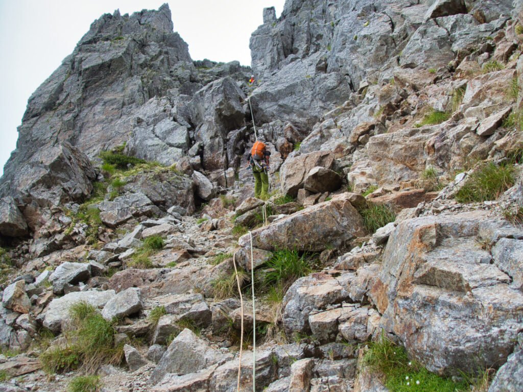 Steep scree gully descent route Ikenotan Mt. Tsurugi alpine climbing