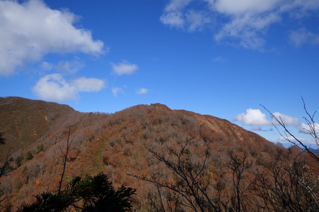 Mountain trail near Mikagura-dake refuge hut after Mt. Maegadake South Wall climb