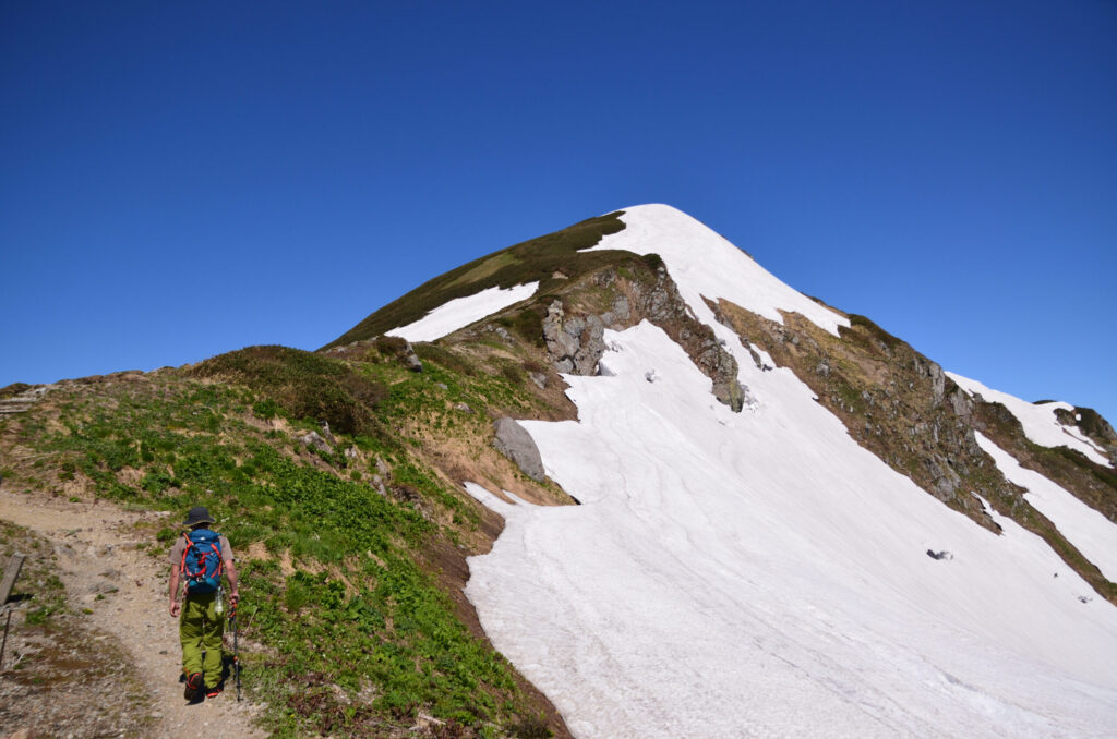 Ridge walking on Iide main ridgeline toward Kitamata-dake