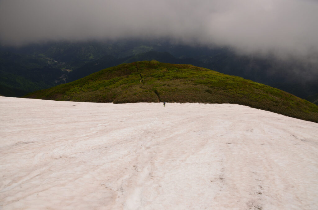 Steep scree descent from Marumori-mine on Iide return route