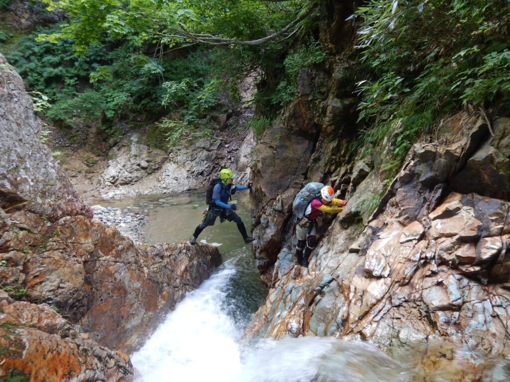 High bypass maki on exposed right-bank ridge above fifteen-meter waterfall, Kitanomata-zawa stream climbing, Hachimantai Japan
