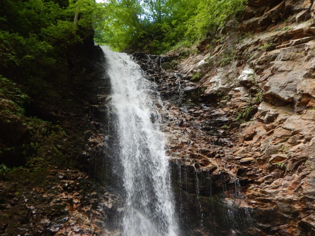 Fifteen-meter waterfall on Kitanomata-zawa requiring high bypass on unstable terrain, Hachimantai stream climbing