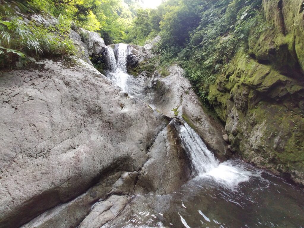 大白布沢左股 二段六メートル滝 沢登り 飯豊