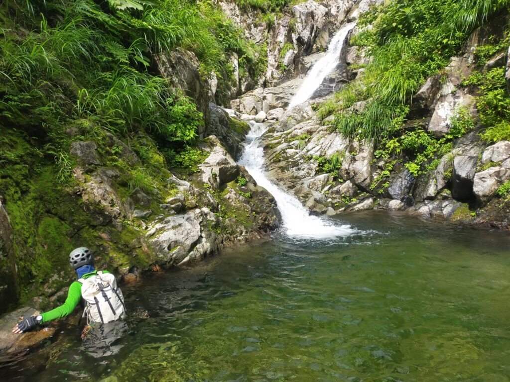 大白布沢 へつり 沢登り 飯豊連峰 花崗岩
