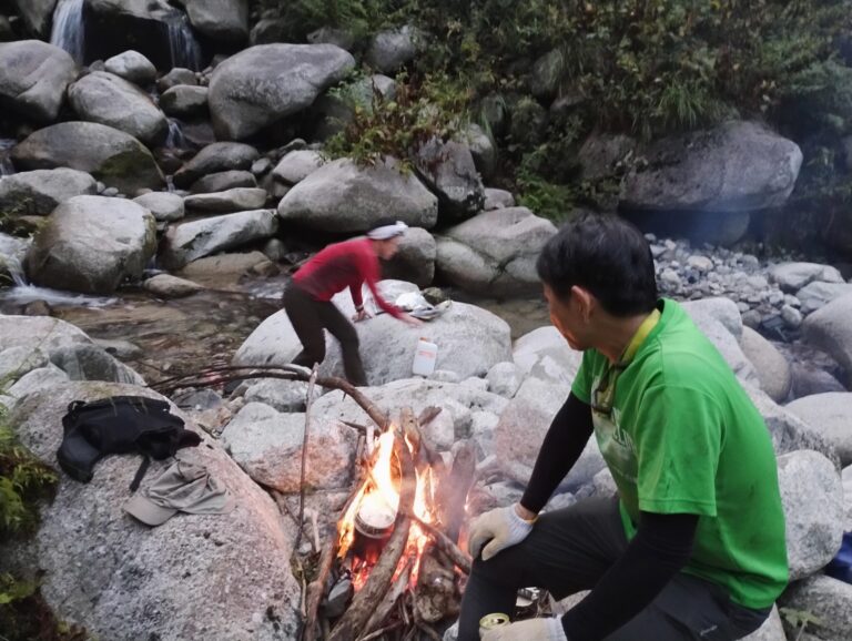 Campfire iwana sashimi namero stream camp bivouac Naranokisawa Japan