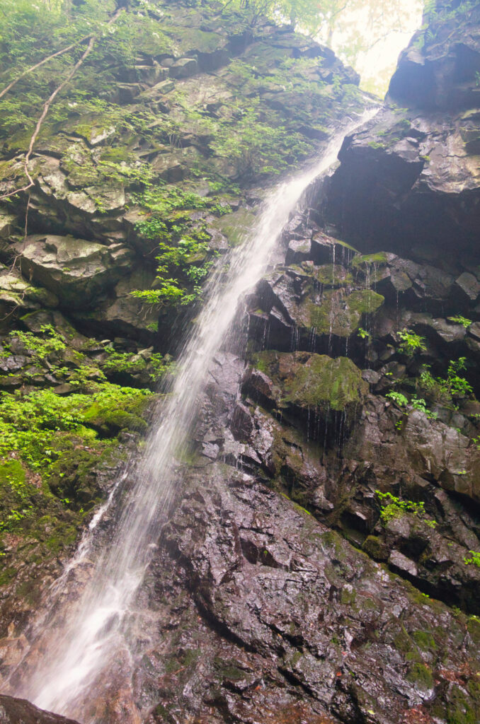 10-meter vertical waterfall at 870m on Aizawa-gawa right fork, Arafune-yama, Japan