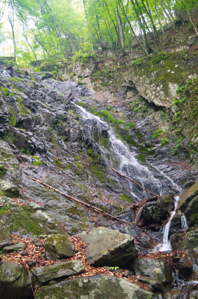 17-meter sloping waterfall crux pitch at 1070m on Aizawa-gawa, Arafune-yama, Japan