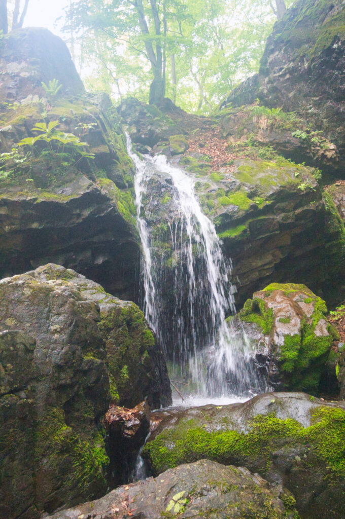 5-meter overhanging waterfall above the crux on Aizawa-gawa right fork, Arafune-yama, Japan