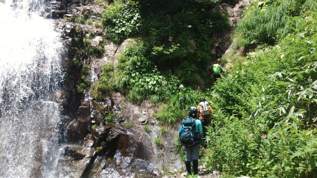 Bypassing 10-meter waterfall via right couloir runze, Sasaana-zawa Japan