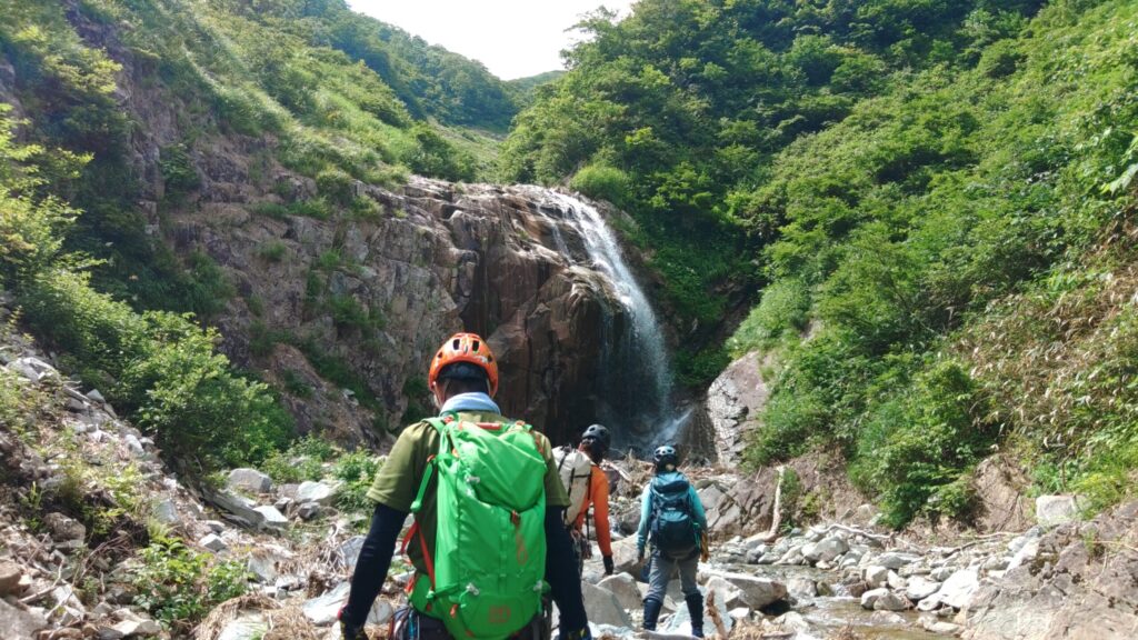 Climbing 20-meter waterfall via left wall, Sasaana-zawa, Tanigawa Range Japan