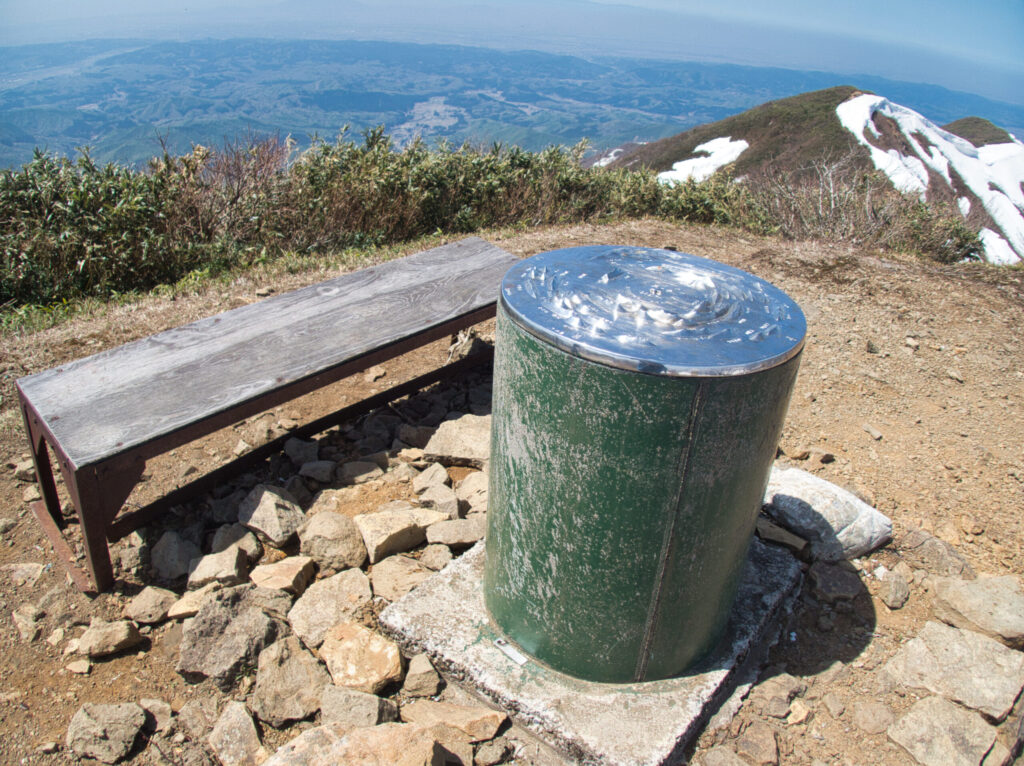 粟ヶ岳山頂に設置された周囲の山々を示す方位板Mountain direction plate at the summit of Mt. Awagatake.