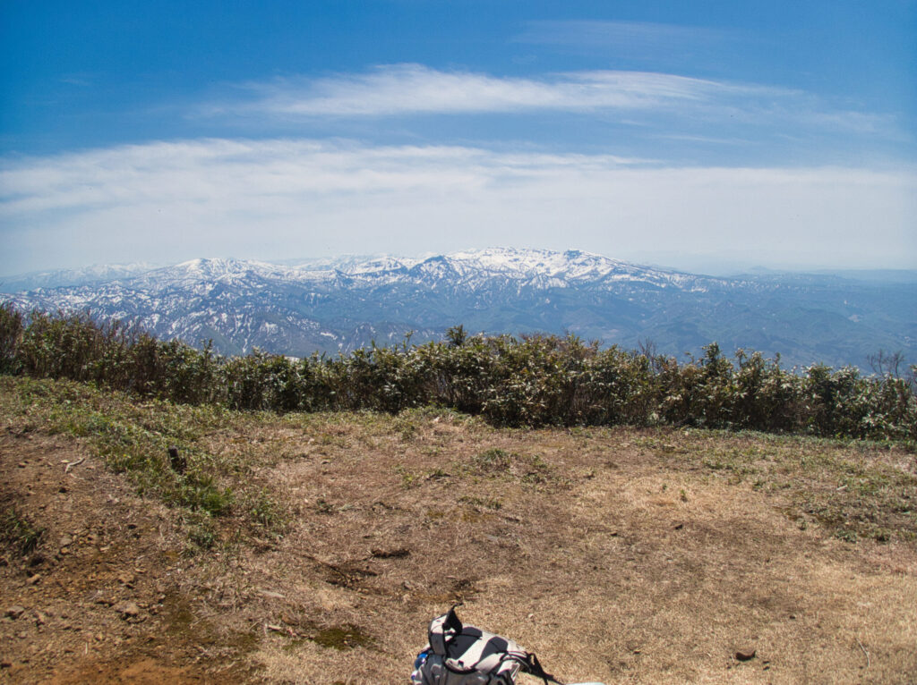 粟ヶ岳山頂から望む真っ白な雪を冠した守門岳Snow-capped Mt. Sumon viewed from the summit of Mt. Awagatake.