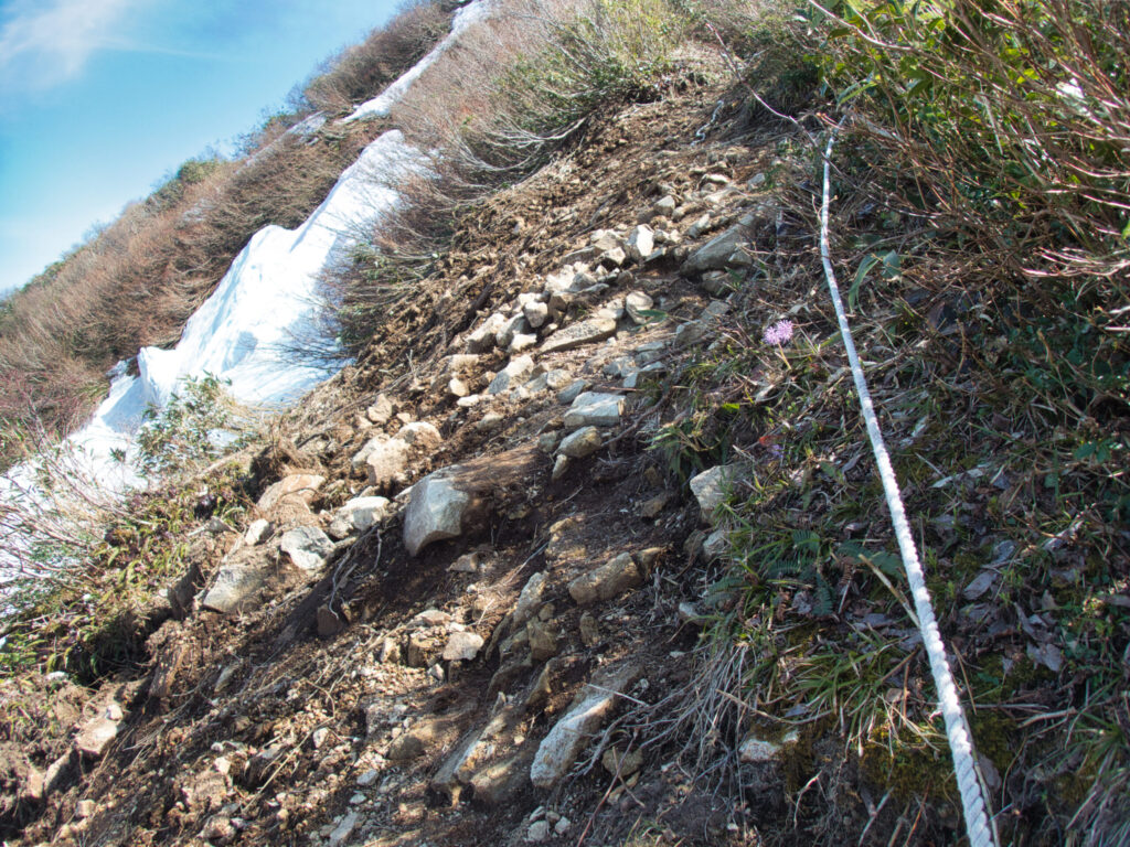 粟ヶ岳の険しい岩場に張られたフィックスロープの補助Fixed ropes installed on a steep rocky section of Mt. Awagatake.