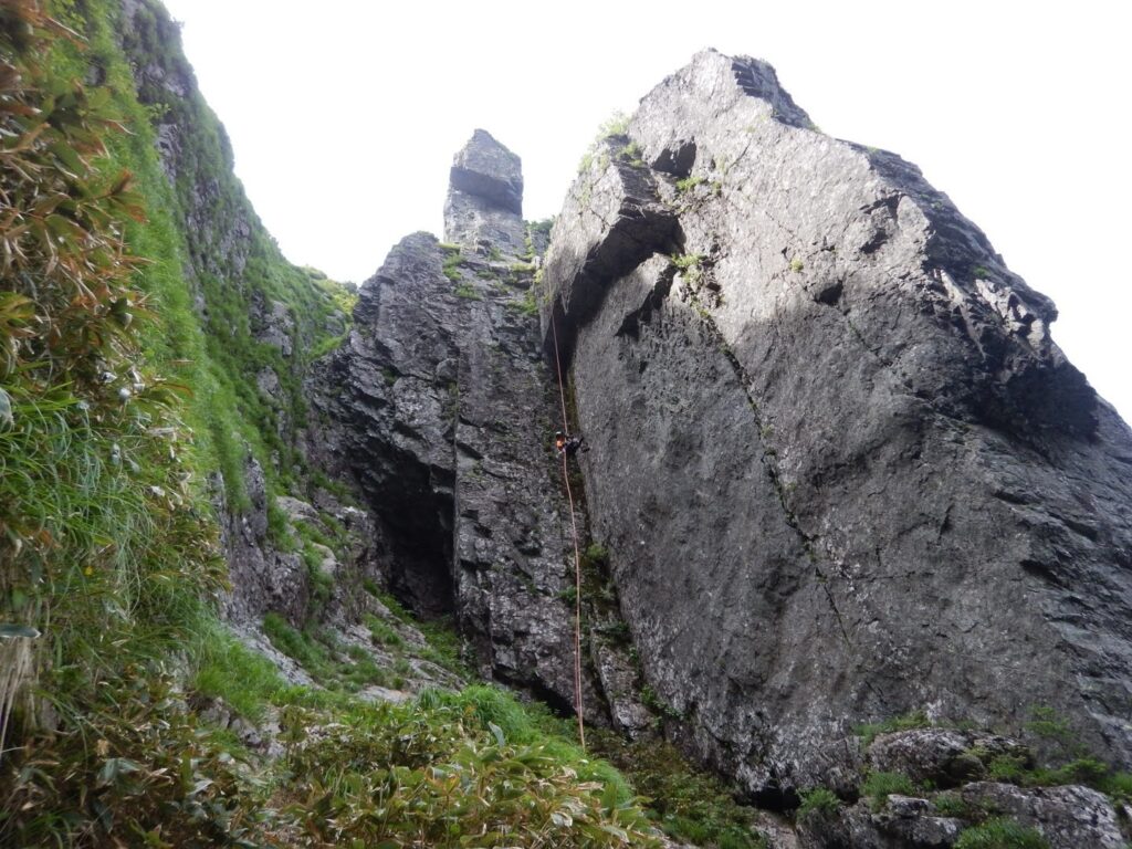 "Rappel descent point with abandoned cord at Eboshi shoulder, Ichinokura-sawa descent"