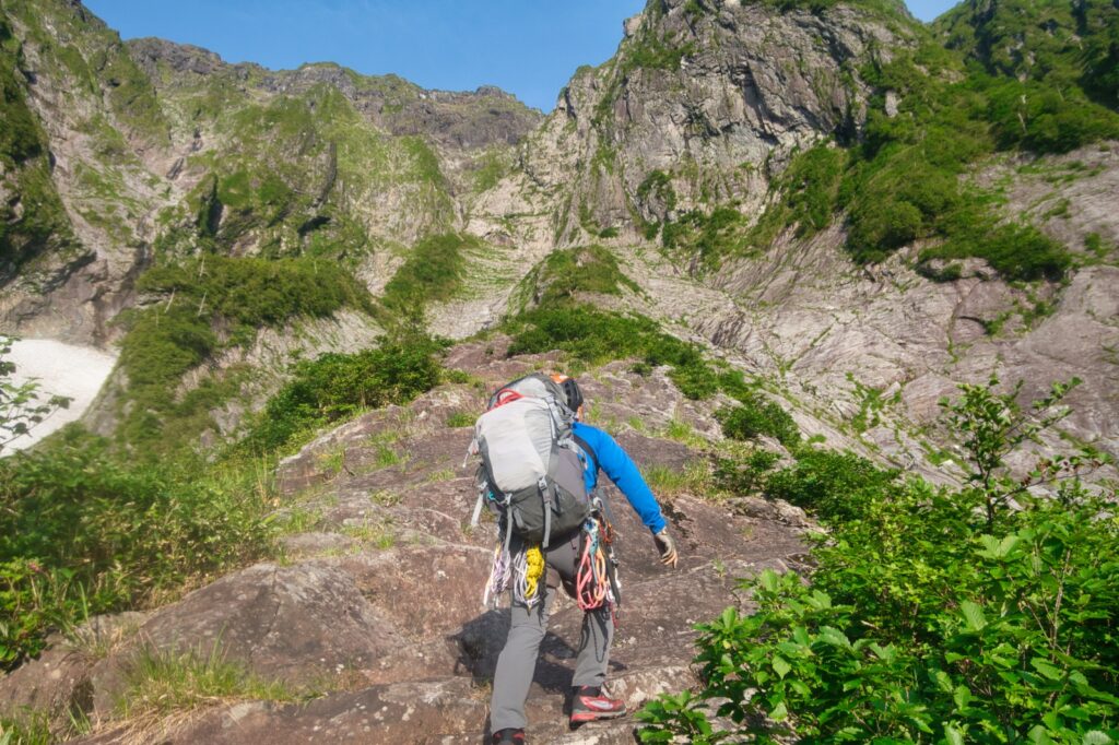"Climbers approaching Ichinokura-sawa via snow field in early June, Mt. Tanigawa"