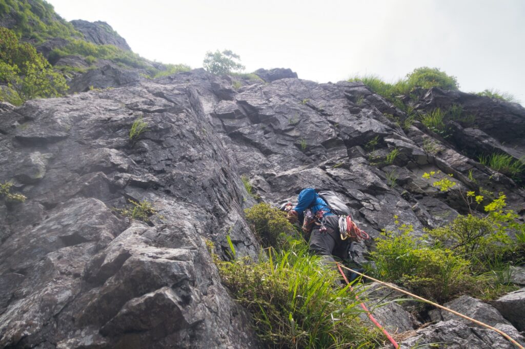 "Grade V crux pitch on Central Buttress, corner crack and face climbing on Mt. Tanigawa"