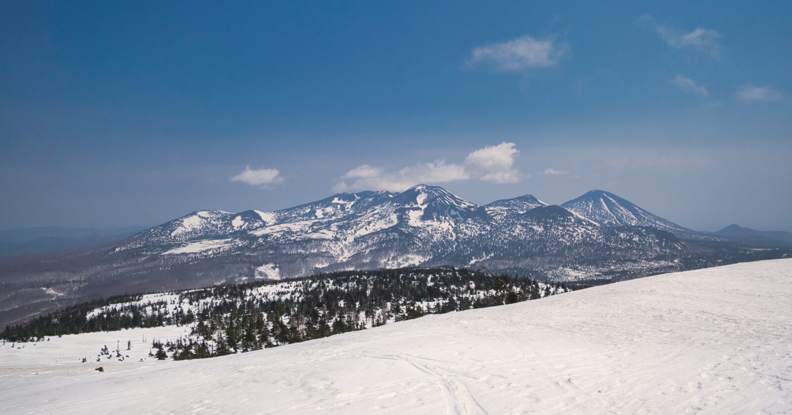 【山岳紀行】南八甲田・横岳 ー 暴風の翌朝、北斜面を滑る
