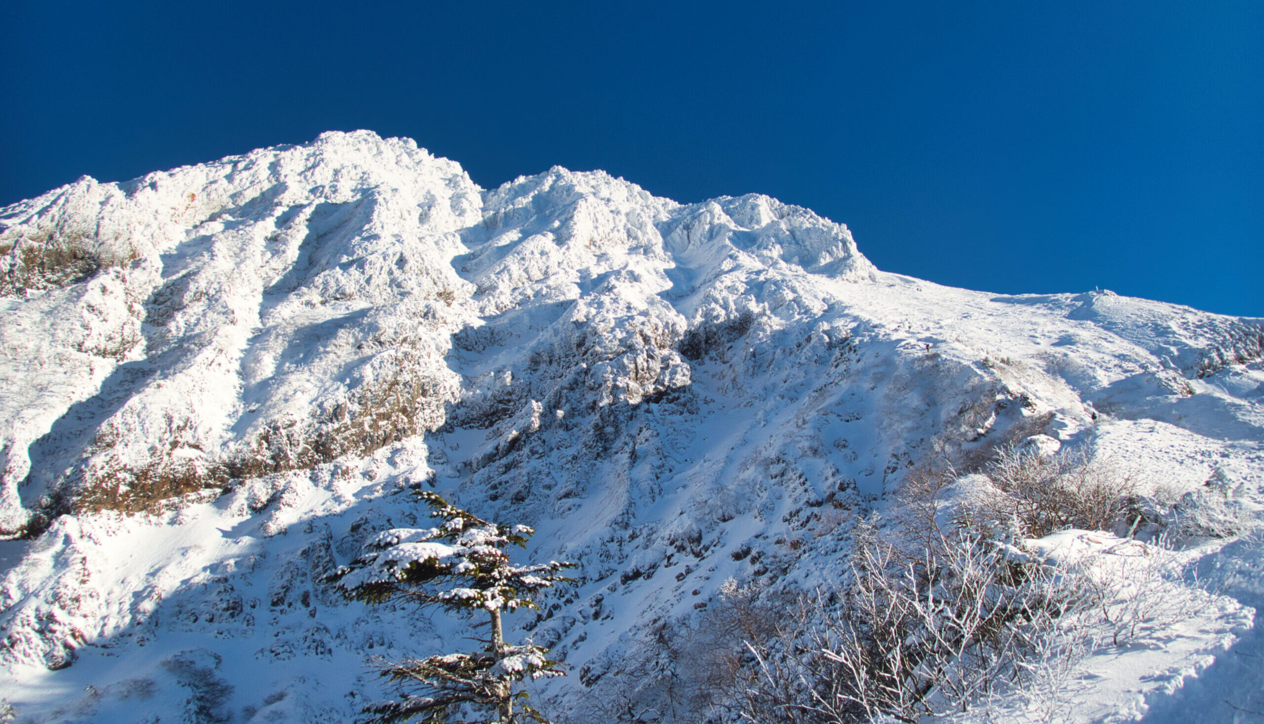 【山岳紀行】八ヶ岳 赤岳 ー 師走、十一の影と岩稜