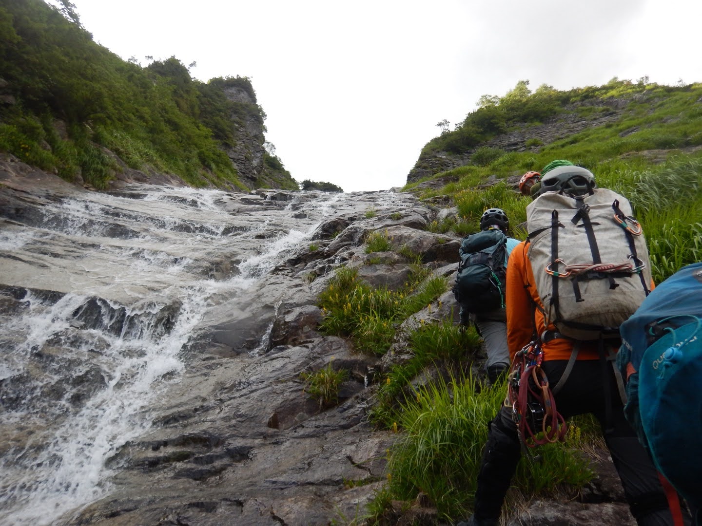 【山岳紀行】笹穴沢 ― フジロックの残響と、天を突く大ナメ滝
